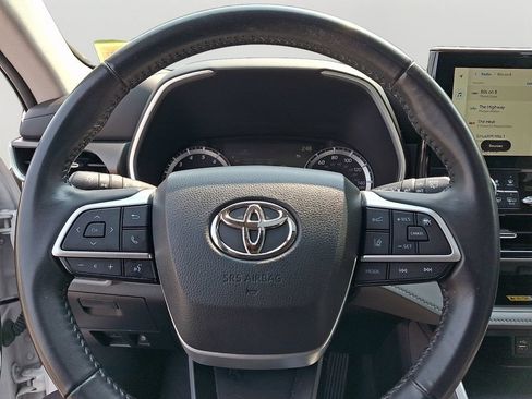 Used 2023 Toyota Highlander XLE AWD/4WD image 21