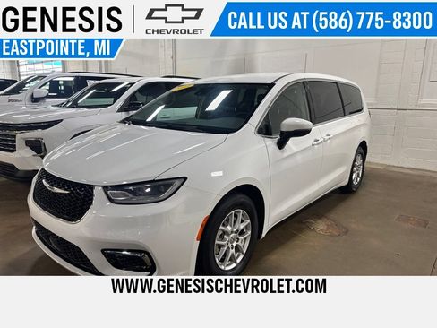 Used 2023 Chrysler Pacifica Touring-L FWD image 1