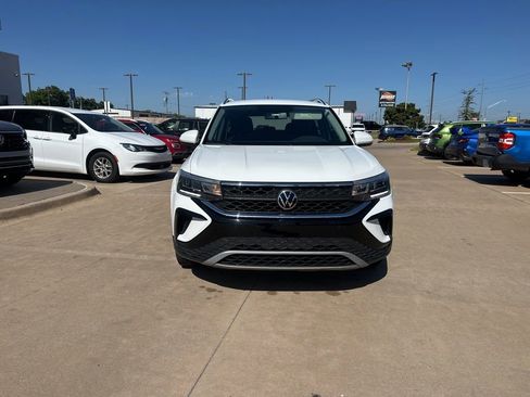 Used 2022 Volkswagen Taos SE FWD image 2