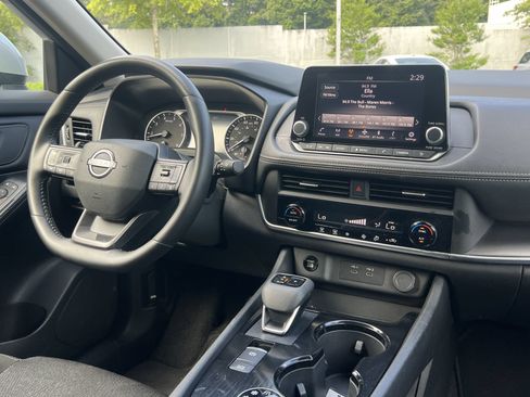 Used 2025 Nissan Rogue SV AWD/4WD image 3