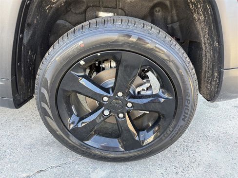 New 2025 Jeep Grand Cherokee Limited w/ Black Appearance Package AWD/4WD image 17