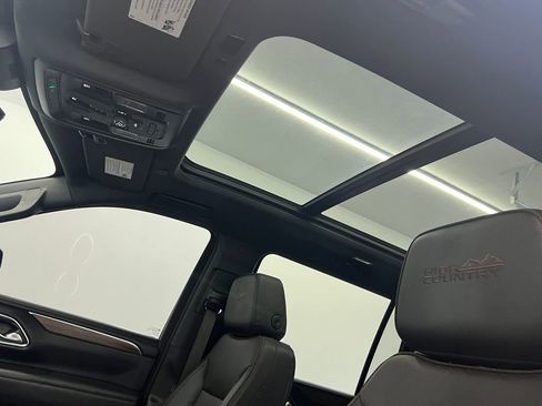 Used 2024 Chevrolet Suburban High Country image 13