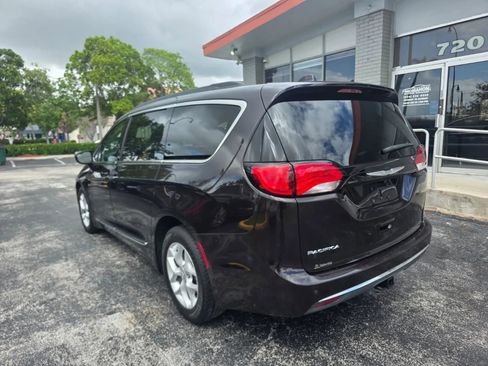 Used 2017 Chrysler Pacifica Touring-L FWD image 4