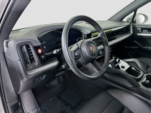 Certified 2025 Porsche Cayenne AWD/4WD image 4