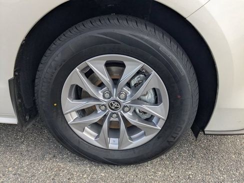 Used 2025 Toyota Sienna XLE w/ XLE Plus Package FWD image 11