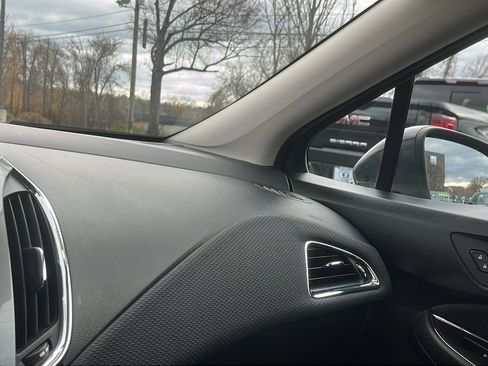 Used 2017 Chevrolet Cruze LT w/ Convenience Package image 18