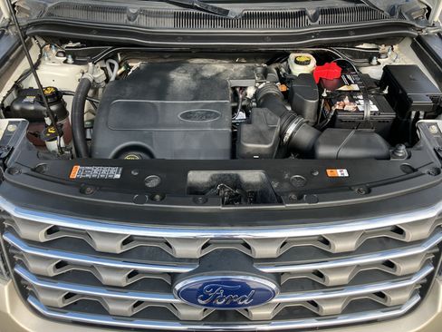 Used 2017 Ford Explorer XLT w/ Equipment Group 202A AWD/4WD image 38