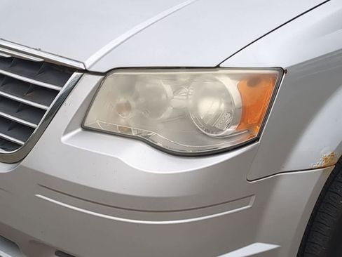 Used 2008 Chrysler Town & Country Touring FWD image 11