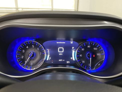 Used 2023 Chrysler Pacifica Touring-L FWD image 26