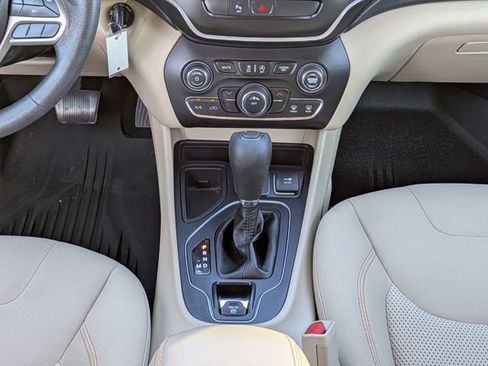 Used 2019 Jeep Cherokee Latitude w/ Popular Appearance Group FWD image 18