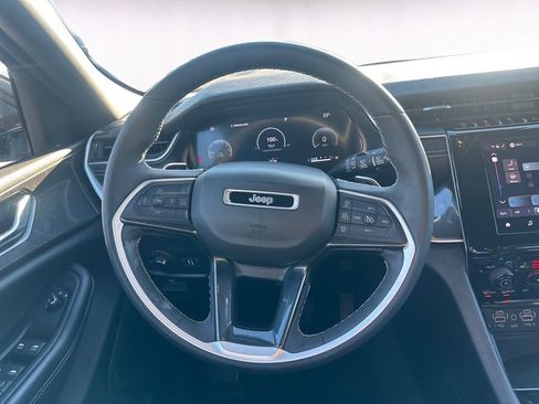 Used 2023 Jeep Grand Cherokee Altitude image 12