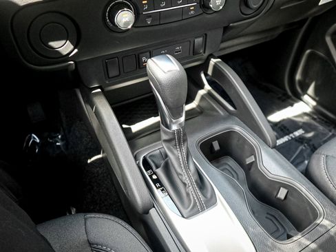 Used 2025 Nissan Frontier SV image 25