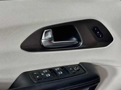 Used 2019 Chrysler Pacifica Limited w/ Advanced Safetytec Group FWD image 20