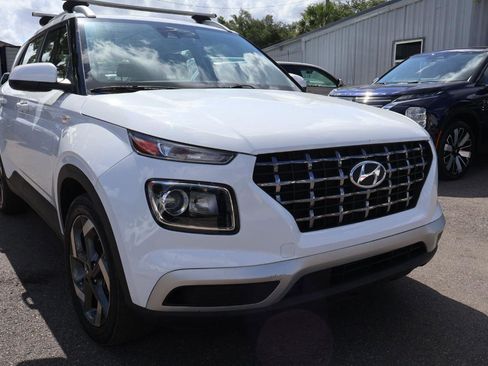 Used 2022 Hyundai Venue SEL FWD image 3