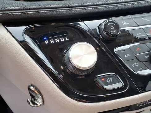 Used 2023 Chrysler Pacifica Touring-L FWD image 10
