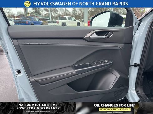 New 2026 Volkswagen Taos SE image 9