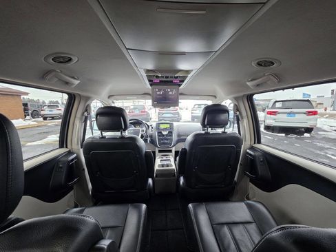 Used 2016 Chrysler Town & Country Touring image 19