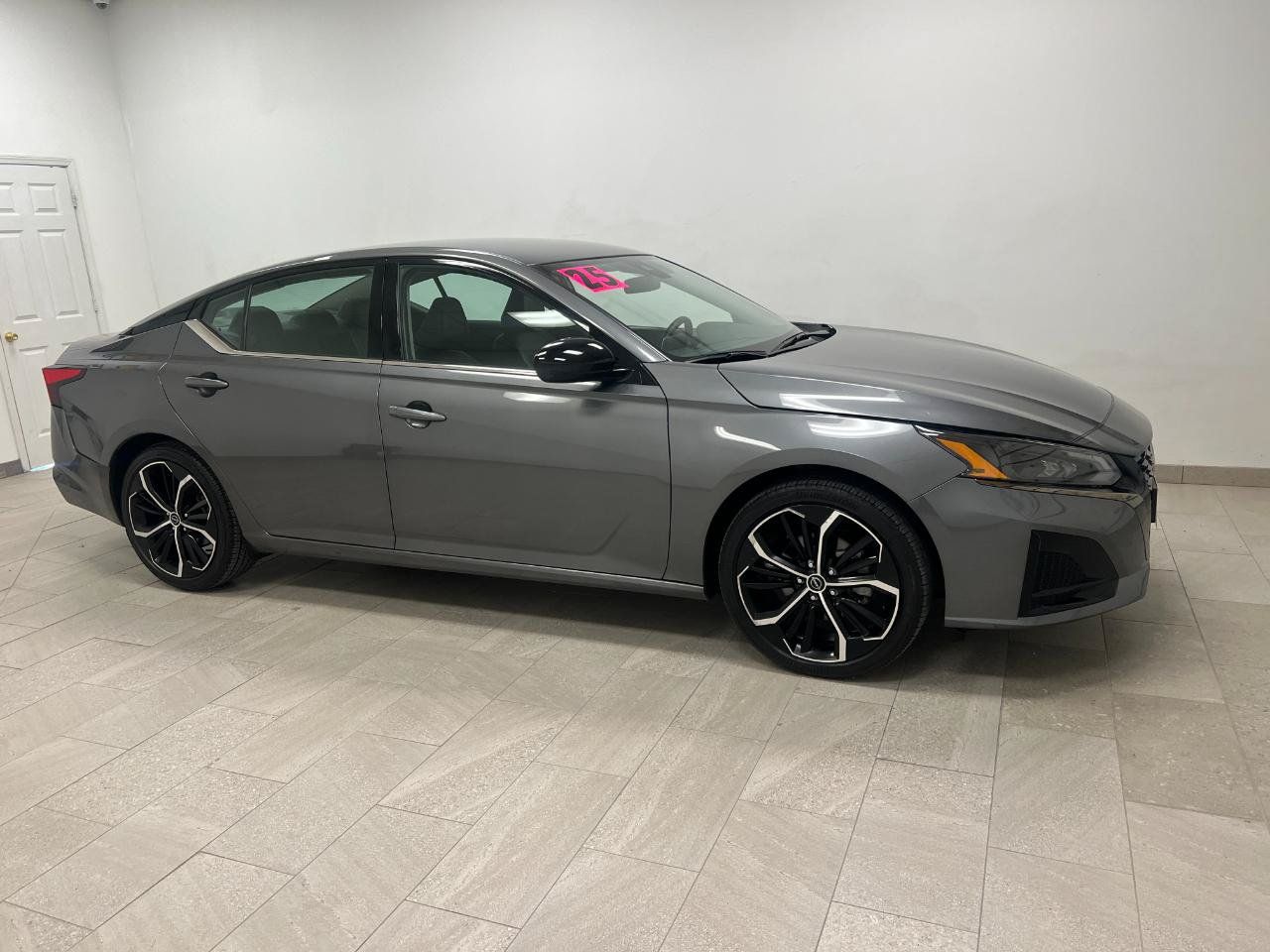 Used 2025 Nissan Altima 2.5 SR FWD image 14