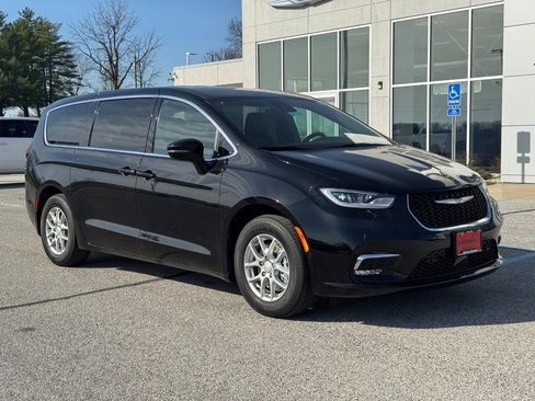 New 2026 Chrysler Pacifica Select FWD image 2