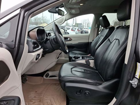 Used 2018 Chrysler Pacifica Touring-L image 14