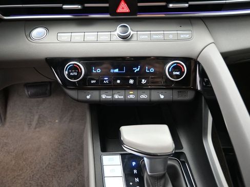 Used 2025 Hyundai Elantra SEL image 9