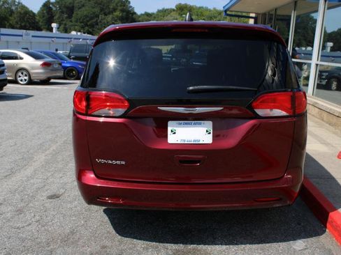 Used 2021 Chrysler Voyager LX image 5