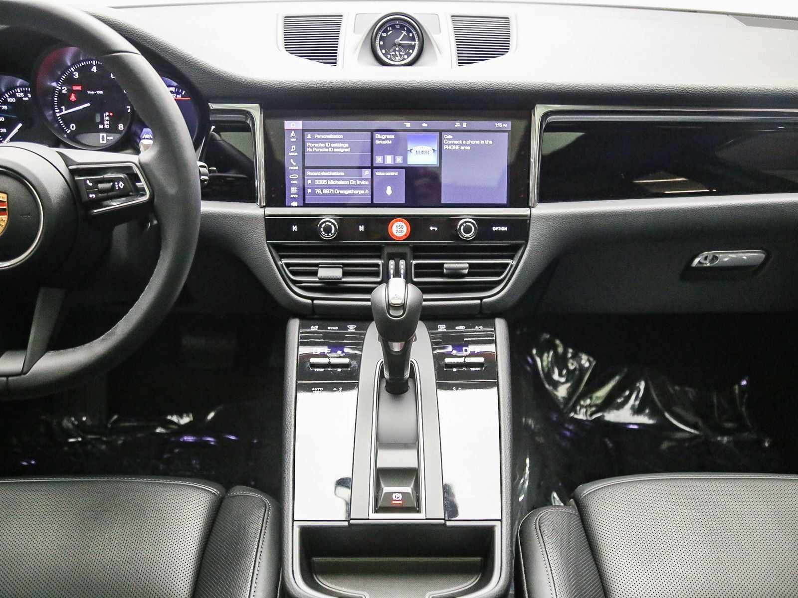 Certified 2025 Porsche Macan AWD/4WD image 17