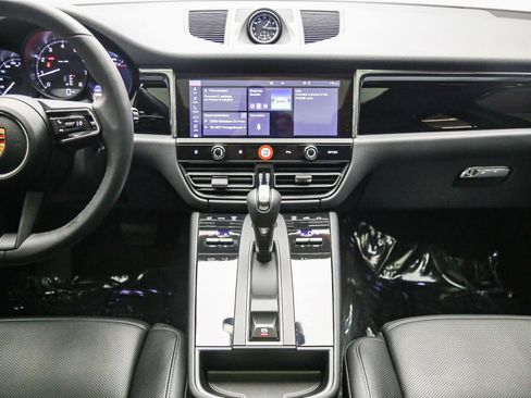 Certified 2025 Porsche Macan AWD/4WD image 17