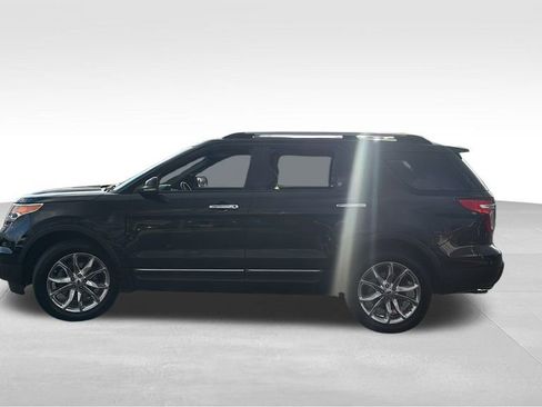 Used 2015 Ford Explorer XLT w/ Equipment Group 202B image 4