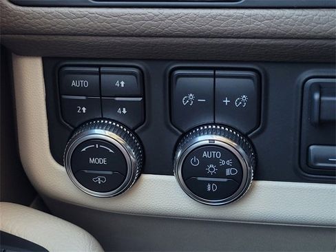 Used 2023 GMC Yukon Denali w/ Denali Reserve Package image 17