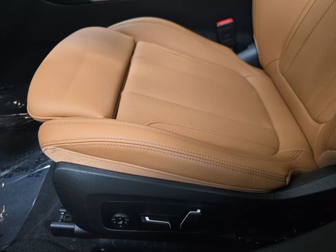 Used 2025 BMW 330i Sedan w/ Convenience Package image 28