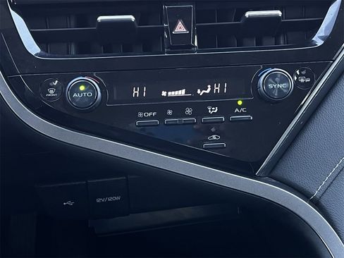 Used 2023 Toyota Camry SE image 18