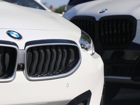 Used 2025 BMW 230i Coupe w/ Convenience Package image 6