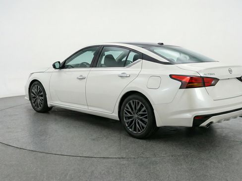Used 2025 Nissan Altima 2.5 SV FWD image 6