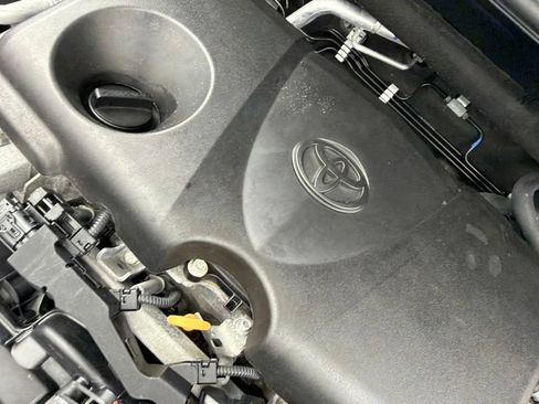 Used 2021 Toyota RAV4 LE AWD/4WD image 28