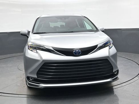 Used 2025 Toyota Sienna XLE image 10