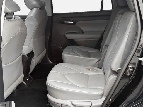 Used 2020 Toyota Highlander XLE AWD/4WD image 11