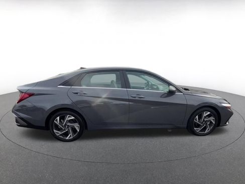 Used 2025 Hyundai Elantra Limited image 16