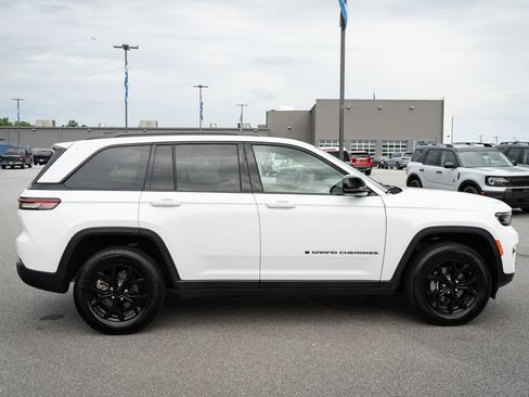 Used 2025 Jeep Grand Cherokee Altitude AWD/4WD image 11