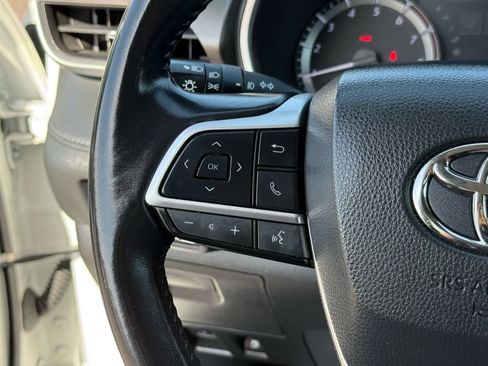 Used 2023 Toyota Highlander XLE FWD image 16