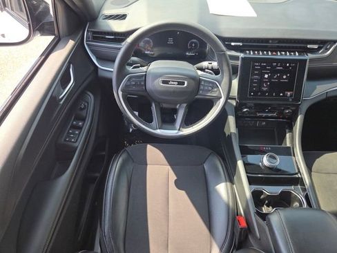 Used 2023 Jeep Grand Cherokee L Laredo image 4