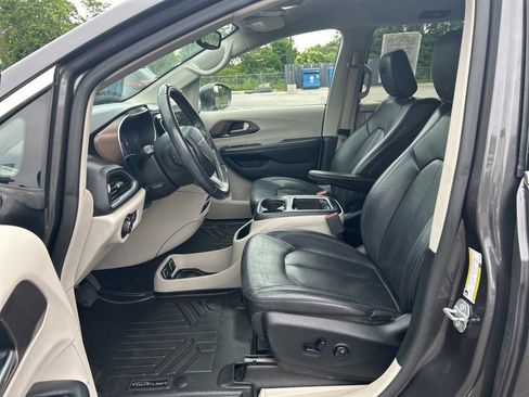Used 2018 Chrysler Pacifica Touring-L Plus FWD image 12