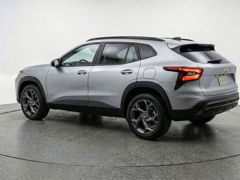 Used 2025 Chevrolet Trax LT FWD image 5