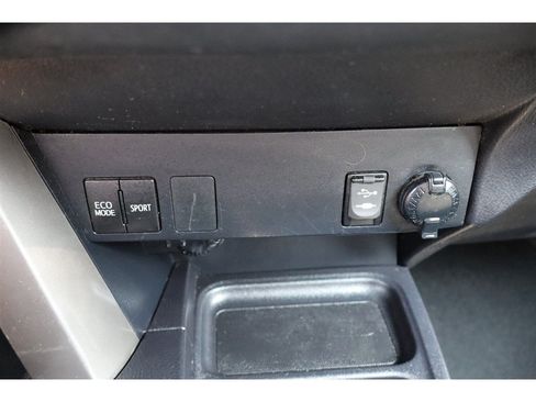 Used 2016 Toyota RAV4 LE FWD image 27