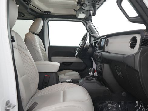 Used 2022 Jeep Wrangler Unlimited Sahara AWD/4WD image 12