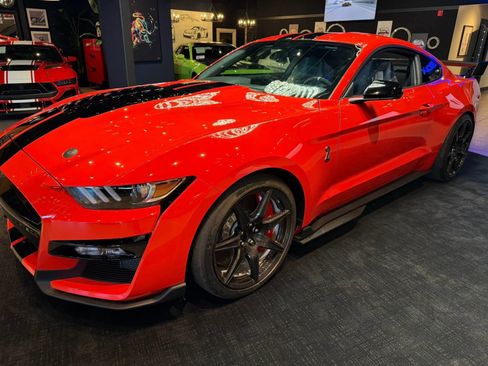 Used 2022 Ford Mustang Shelby GT500 w/ Carbon Fiber Track Pack RWD image 1
