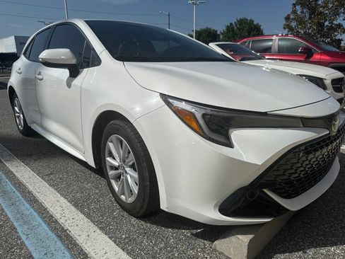 Used 2025 Toyota Corolla SE FWD image 2