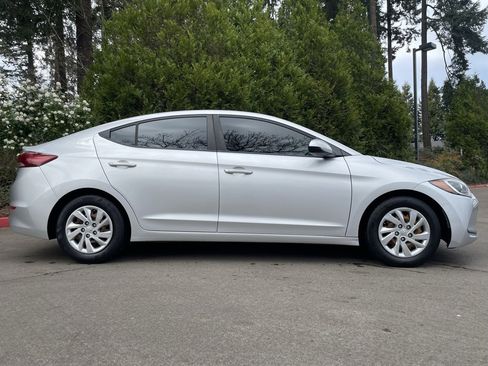 Used 2017 Hyundai Elantra SE image 3