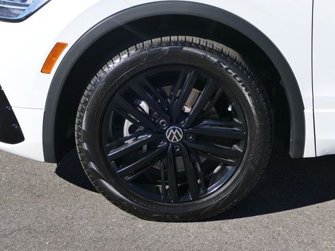 Used 2022 Volkswagen Tiguan SE R-Line image 9