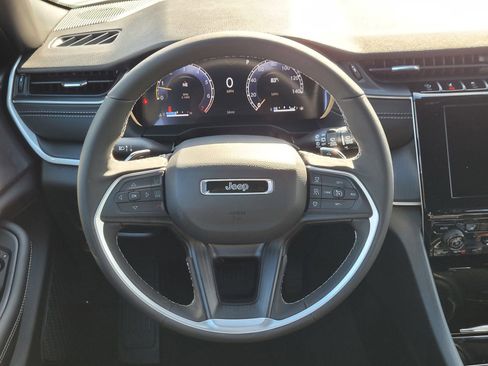 New 2025 Jeep Grand Cherokee Altitude image 9